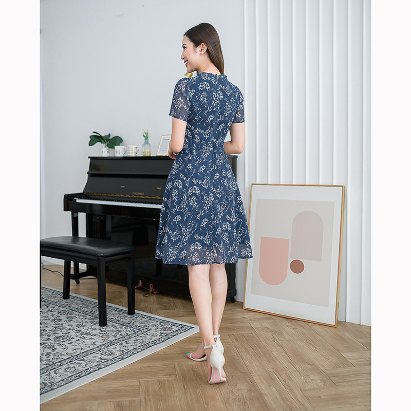 kudapy เดรสสั้นสีกรม ชีฟองทรงสวยเรียบ สวยคลาสสิค ลายผ้าสวย มีดีเทลจับจับช่วงคอผูกโบว์ แพทเทิร์นตีเกล็ดระบายหางปลา