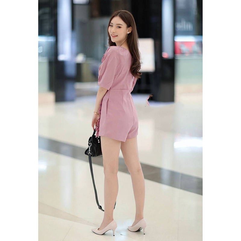 kudapy จั๊มสูทขาสั้นสีชมพูอมม่วง/ส้มอิฐ แขนพองนิดๆ มีระบายหน้า และเย็บกระดุมเรียง