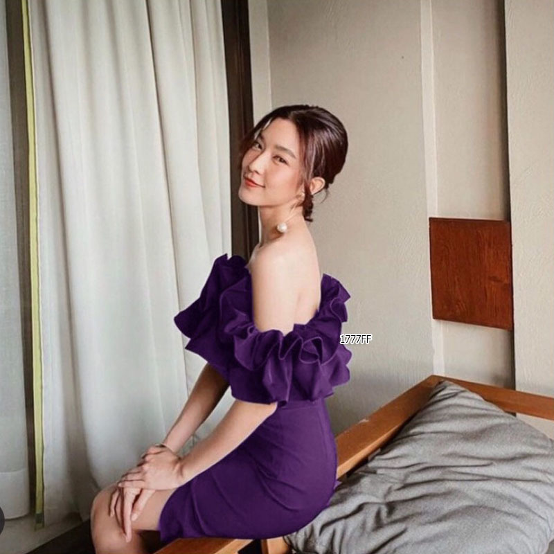 kudapy เดรสปาดไหล่ ระบายรอบน่ารัก แอบเซ็กซี่ งานมีซิปซ่อนหลัง ตีเกล็ดหน้าหลัง เอวไม่สม็อค ทรงเข้ารูป