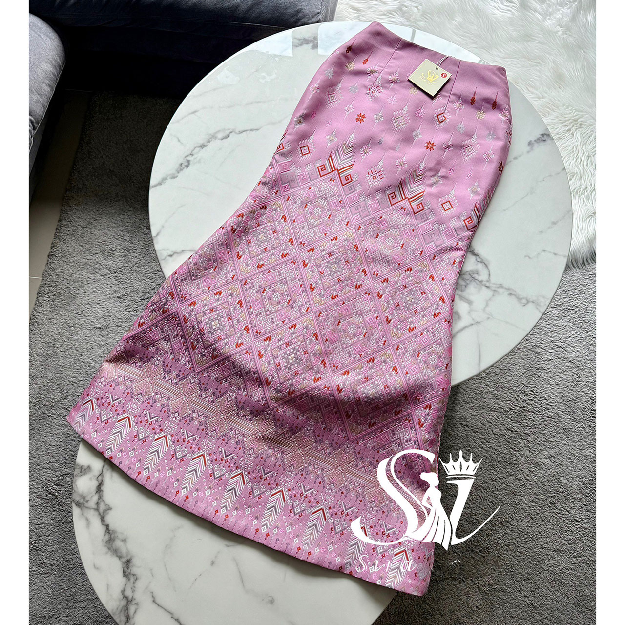 kudapy ชุดเซ็ทเสื้อลูกไม้คอวีแขนยาว ชายระบาย แต่งกระดุมหน้า ติดโบว์ มีซับใน เย็บซ่อนตะเข็บอย่างดี มีซิปซ่อนหลัง ผ้าถุงสำเร็จรูปทรงหางปลา อัดกาว ซิปหลัง