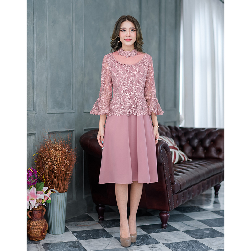 kudapy เดรสสั้นสีชมพูกะปิ/สีเขียว/สีดำ ลูกไม้เงาดีไซน์สวยหรูค่ะ ชุดนี้ด้านบนเป็นผ้าลูกไม้แต่งคอช่วงอกจะเป็นซีทรูเบาๆทรงคอปาด