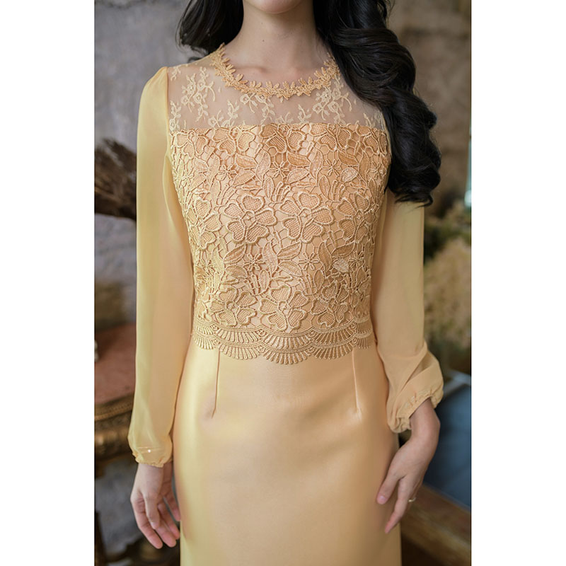 kudapy เดรสสั้นสีชมพูหม่น/สีเหลืองทอง/สีดำ ผ้าไหมรุ่นนี้สวยแนะนำค่ะ ด้านหน้าตัวเสื้อตกแต่งด้วยลูกไม้เงา ช่วงแขนเป็นแขนยาวชีฟองพริ้วๆ ใส่สวยไม่ร้อน