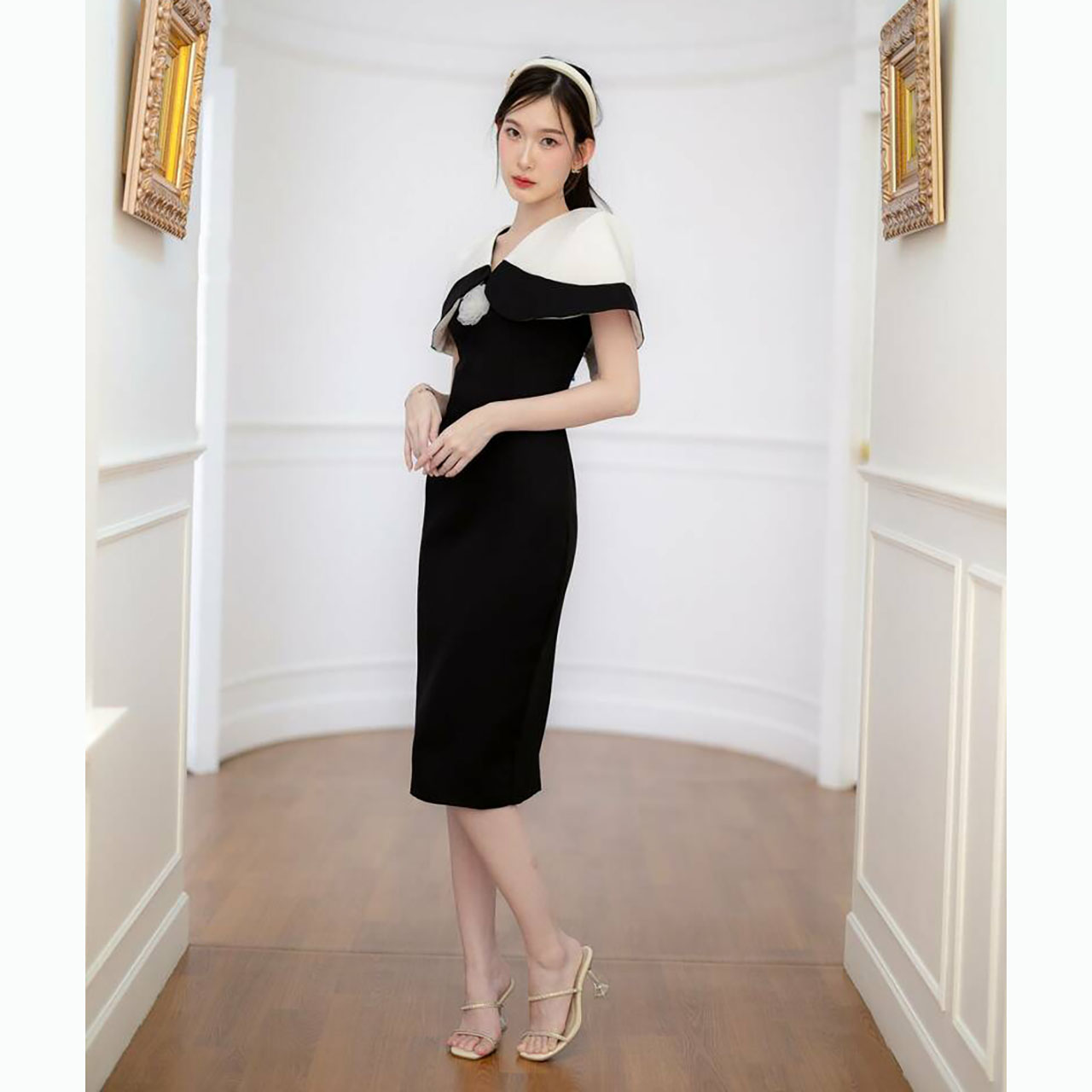 kudapy เดรสสั้นสีชมพู/สีดำ คลุมไหล่ดอกไม้ติดอก