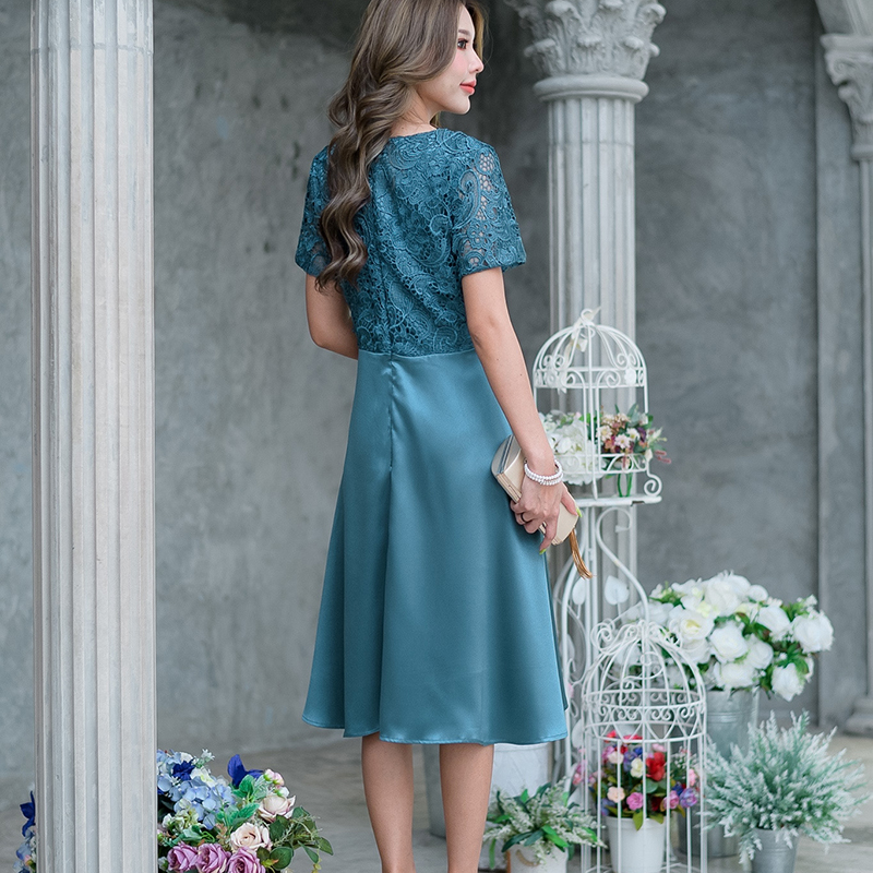 kudapy เดรสสั้นลูกไม้เนื้อเงาสีเขียวเข้ม สีชมพูปูนแดง เดรสแขนสั้น กระโปรงทรงบานผ้าเงาพริ้วสวยค่ะ ชุดนี้ดูหรูหรา ทรงสวยใส่ง่าย ใส่ออกงานสวยหรูได้ลุคดูแพงค่ะ