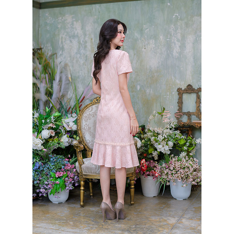 kudapy เดรสสั้นสีม่วงอ่อน/สีชมพูโอรส ผ้าลูกไม้อัดกาวให้ทั้งชุด ผ้าสวย มีน้ำหนักทิ้งตัว ชายระบายสวยแต่งดออกไม้มุกรอบตัวสวยหวาน