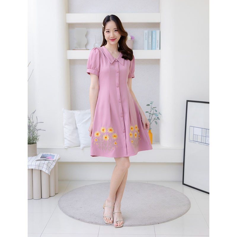 kudapy เดรสสั้นสีชมพู/สีฟ้า/สีน้ำตาล คอปกปักดอกเหลืองแต่งกระดุมน่ารัก