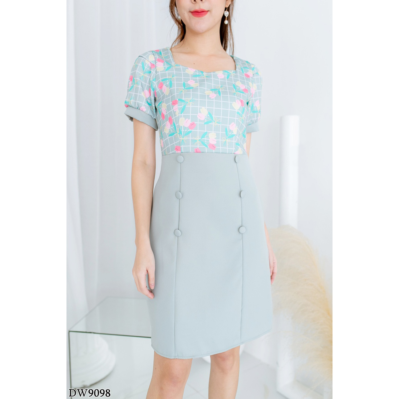 kudapyเดรสสั้นสีชมพู/สีเขียว เดรสคอเหลี่ยมลายดอกไม้ แต่งกระดุมหน้าสวยดูดี