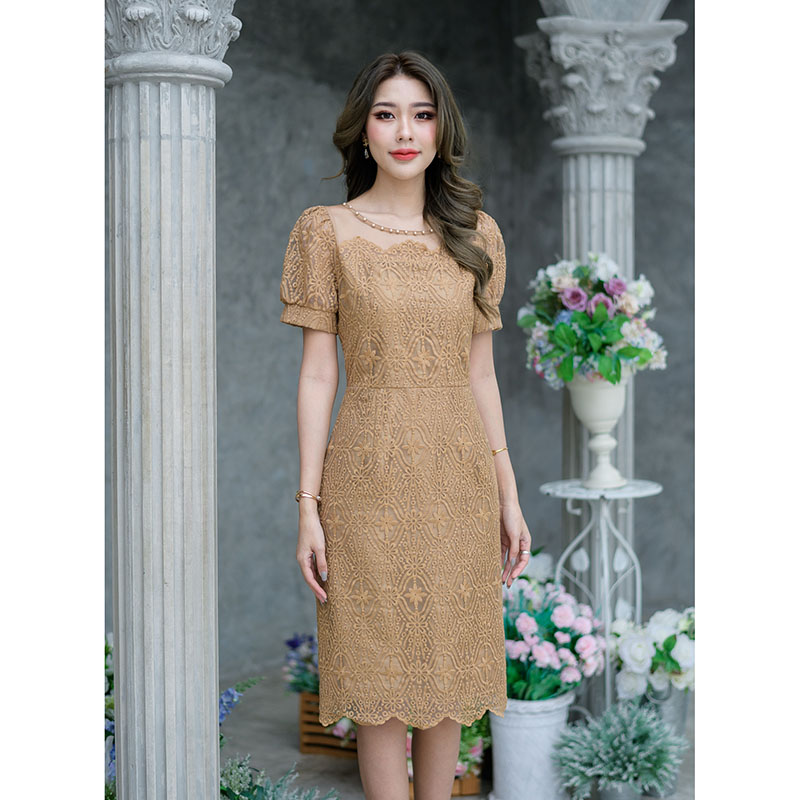 kudapy เดรสสั้นสีชมพู/สีน้ำตาล ลายลูกไม้ เล่นเชิงผ้าช่วงอกเป็นเคิฟ+ผ้าโปร่งซีทรู งานสวยดีเทลน่ารัก มีตกแต่งมุกรอบคอเพิ่มความหวานไปอีก แขนทรงตุ๊กตาน่ารักมาก