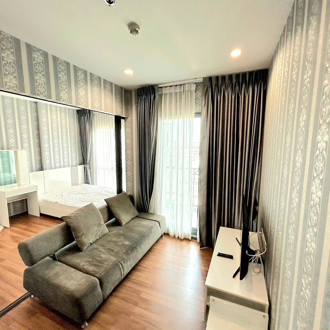 ขายคอนโดพร้อมเฟอร์และเครื่องใช้ไฟฟ้าสอบถามแอด Line ID : Smile-easy ที่ The Rich Sathorn - Taksin (เดอะริช สาทร - ตากสิน)