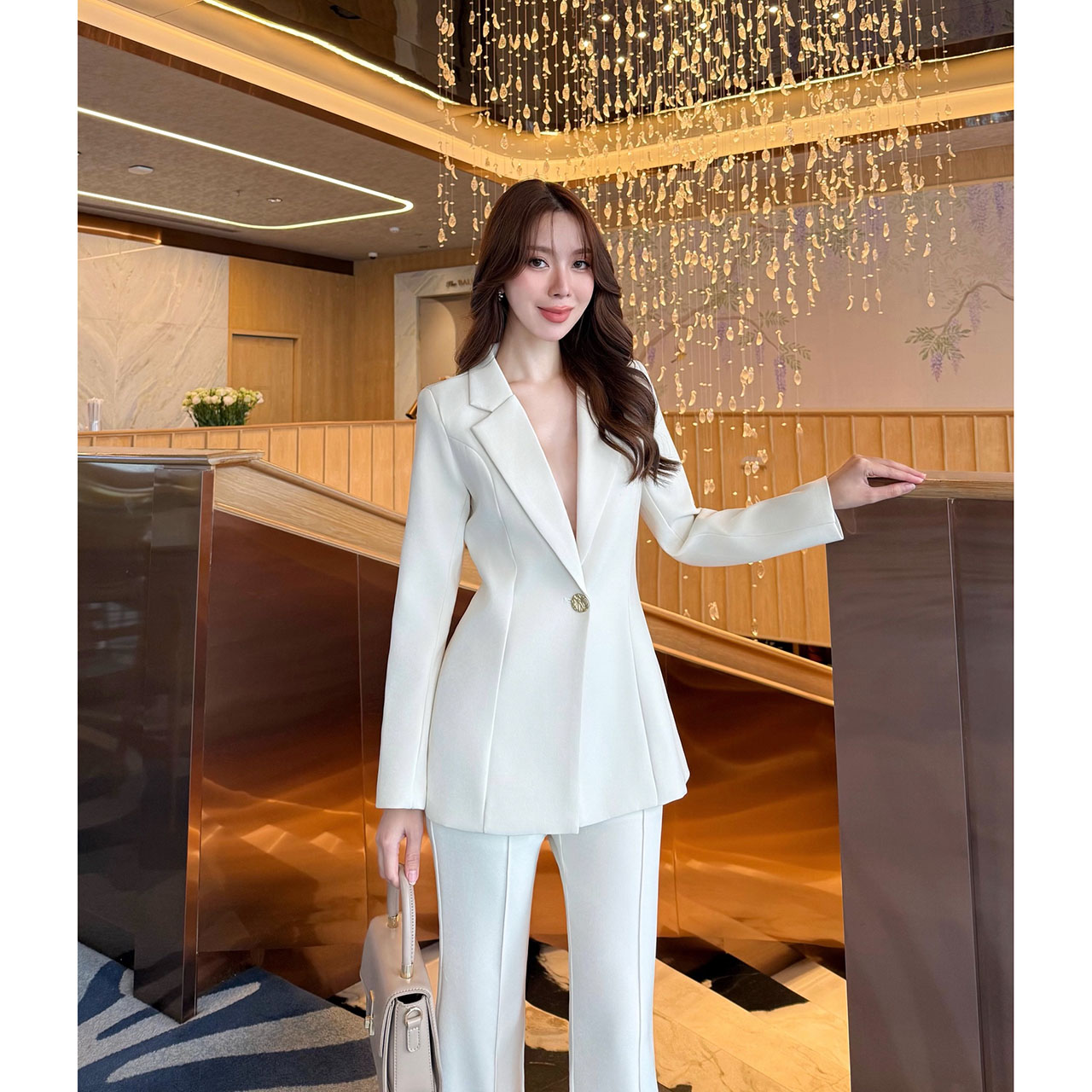 kudapy ชุดสูทมินิมอล ตัวเสื้อสูทแต่งกระดุมทองด้วยหน้า 1 เม็ด เสริมฟองน้ำบางๆ มีซับในทั้งตัว มาพร้อมกับกางเกงทรง Flare เย็บตีเกล็ดหน้า