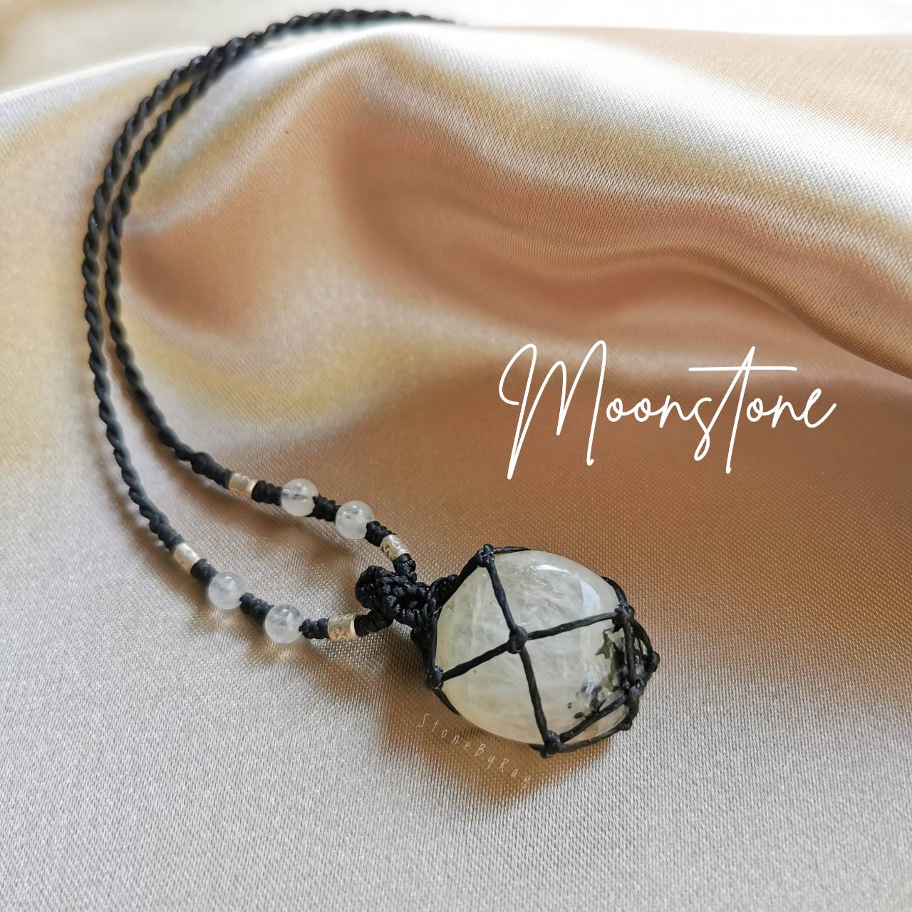 สร้อยคอเชือกถักจี้หินเรนโบว์มูนสโตน Moonstone