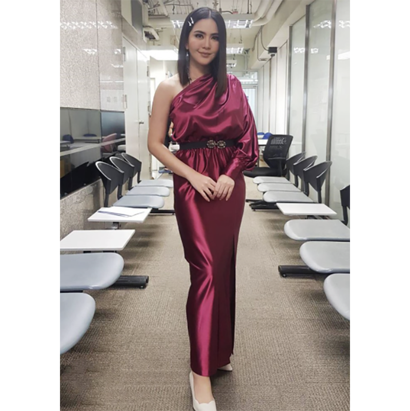 kudapy เดรสราตรียาวใส่ออกงานสีเทา,น้ำเงินกรมท่า,แดงไวน์,ชมพูทอง เดรสทรงไหล่เดี่ยว แขนยาวใส่แบบกระทุ้งแขน ผ้าซาตินหนาอย่างดี