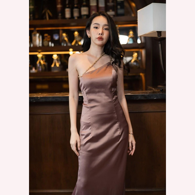 kudapy ชุดเดรสยาวสีน้ำตาล/สีชมพู ออกงานผ้าวาเลนเนื้อดีมากๆค่ะ ดีไซร์เก๋มาก แต่งสายโซ่พาด