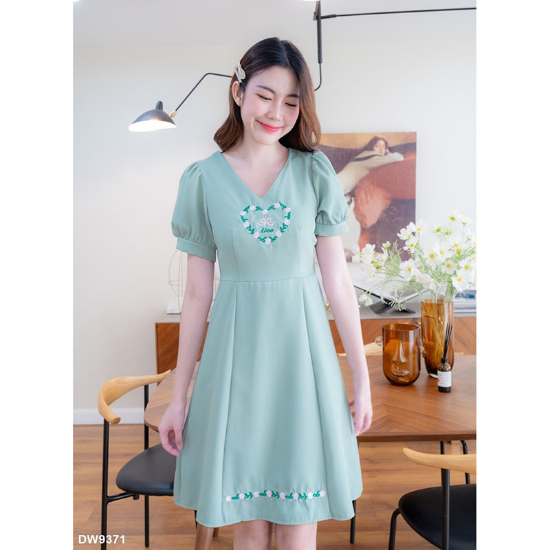 kudapy เดรสสั้นสีชมพู/สีเขียว/สีฟ้า คอวีผ้าพื้นอกหัวใจ