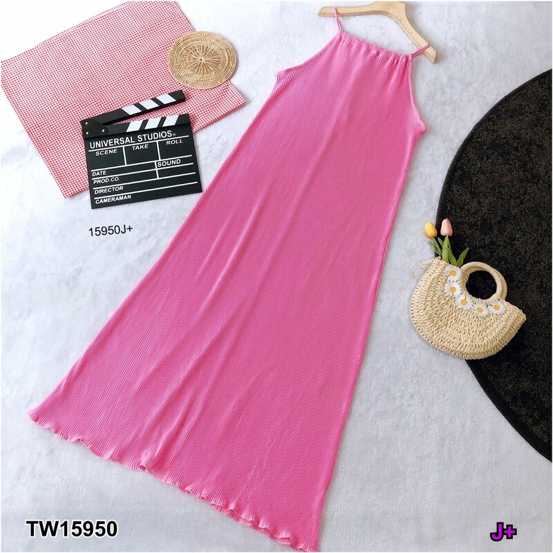 kudapy ดรสยาวสายเดี่ยวสีชมพู ฟ้า กรมท่า ( ปรับสายได้ ) เนื้อผ้าอัดพลีท ยาวมากและขยายได้ใหญ่มากแม่ เหมาะกับสาวๆทุกไซส์เลยจ้า