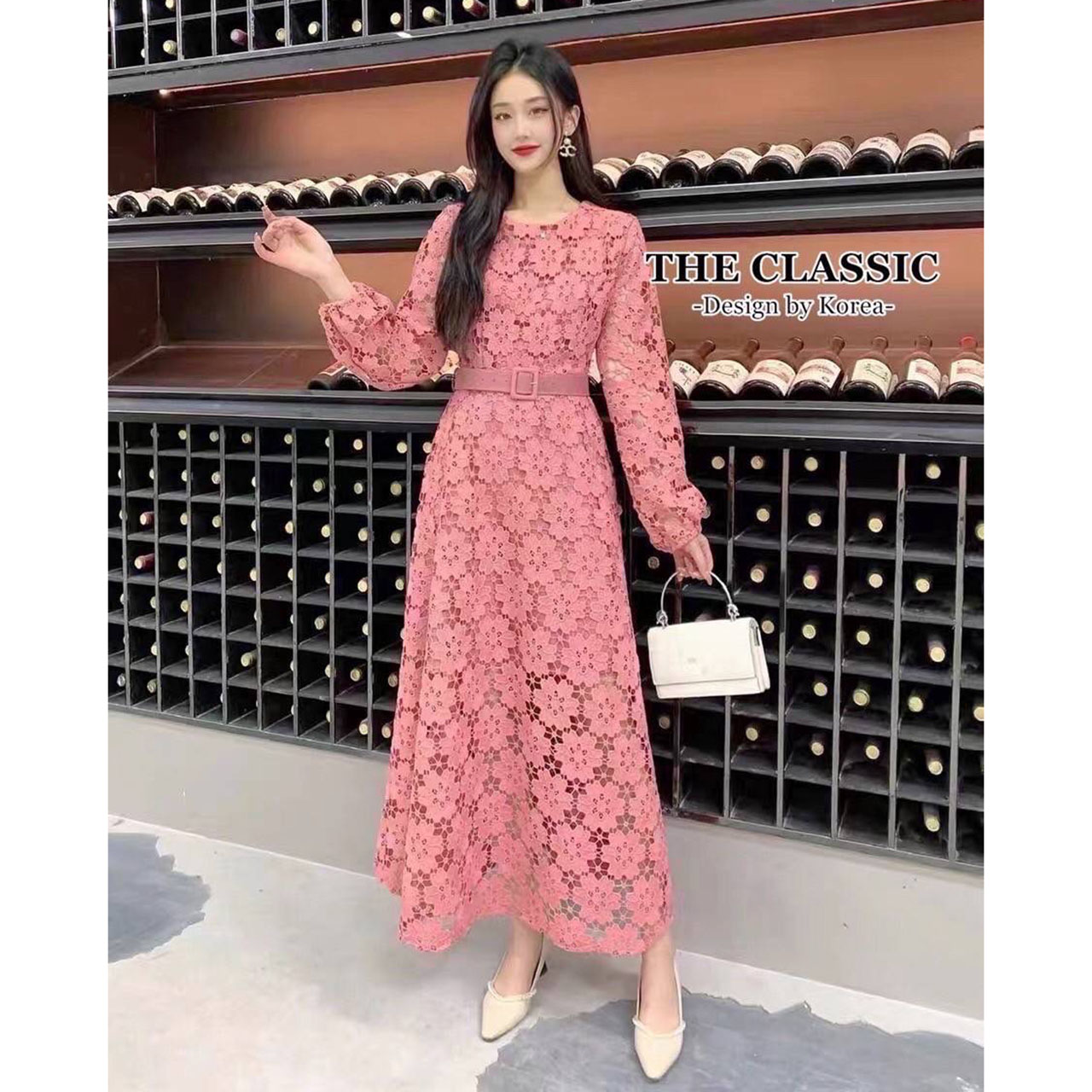 kudapy ดรสลูกไม้แขนยาว+เข็มขัด ใช้ผ้าลูกไม้ ขึ้นลายดอกไม้ลายชัดแน่นสวย ซิปยาวซ่อนด้านหลัง ช่วงล่างยาวบานพริ้วสวยใช้ผ้าเยอะ