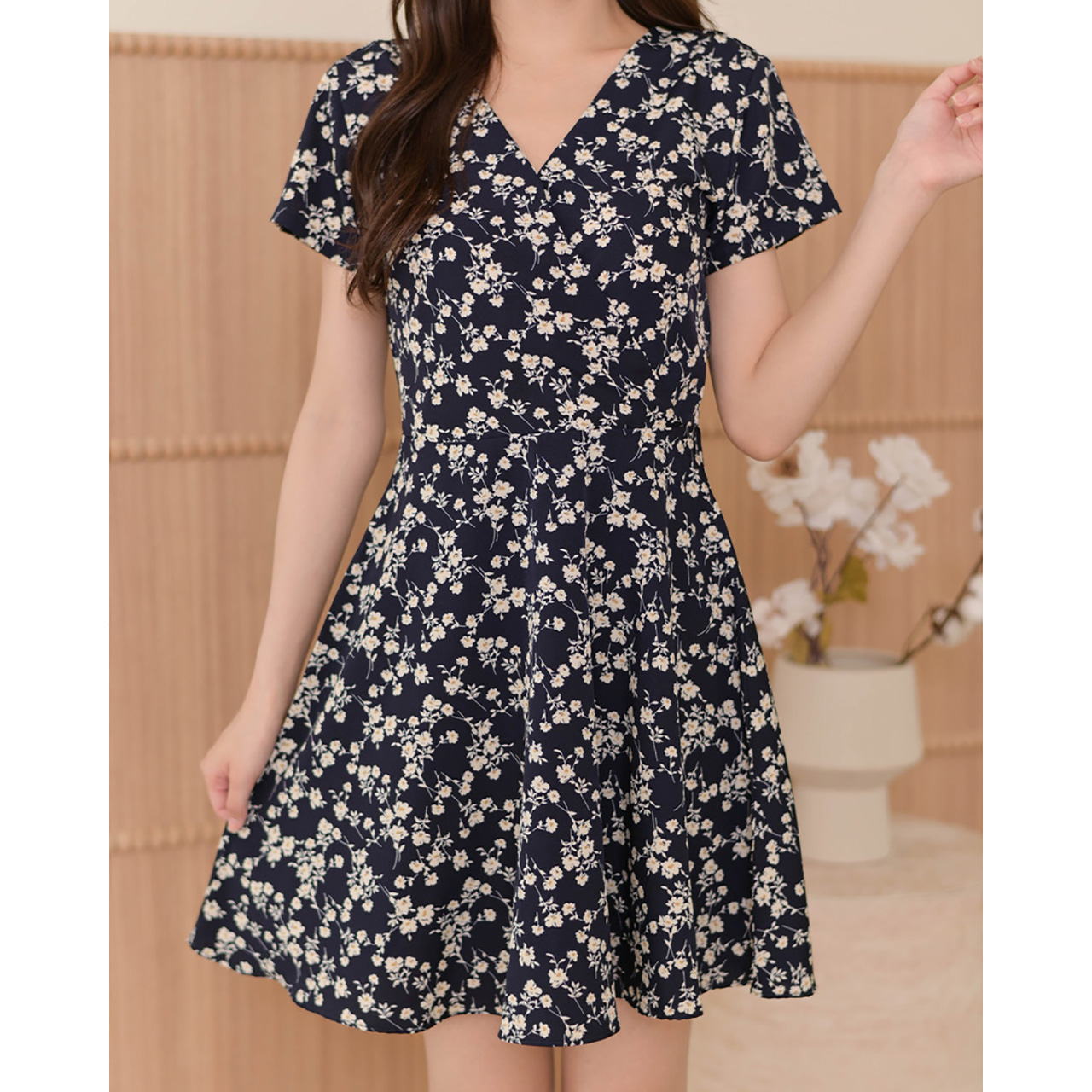 kudapy เดรสคอวีแขนสั้น เนื้อผ้านิ่มพิมพ์ลายดอก จับป้ายทรงกิโมโน กระโปรงทรงพริ้ว งานสวย