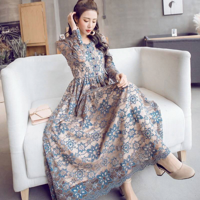 kudapy เดรสลูกไม้แขนยาวสีน้ำเงินกรมท่าตัดกับซับในสีเนื้อ ใช้ผ้าลูกไม้ทอนูนอย่างดี คอระบาย ด้านหน้าแต่งกระดุม ช่วงแขนยาวระบายปลายแขน