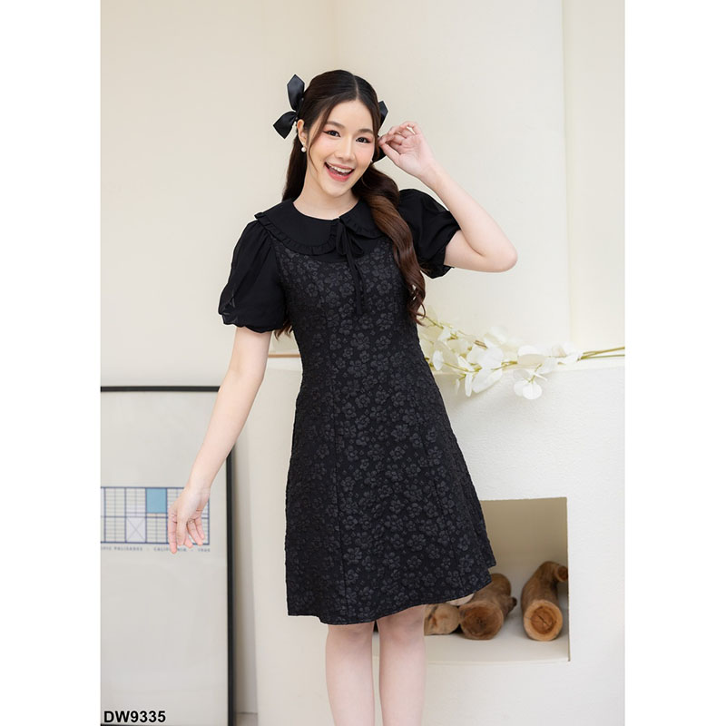 kudapy เดรสสั้นสีชมพู/สีขาว/สีดำ ผ้านูนลายดอกแขนตุ๊กตา งานซิปซ่อนด้านหลัง ใส่สวยไม่ซ้ำ