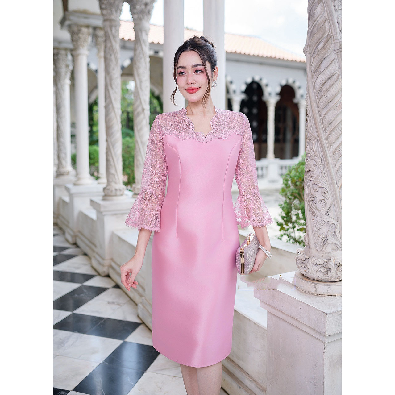 kudapy เดรสสั้นสีเหลืองทอง/สีฟ้า/สีชมพู ผ้าไหมญี่ปุ่น คอวีแต่งเคิพเป็นเชิงผ้าตกแต่งรอบคอ และช่วงอก