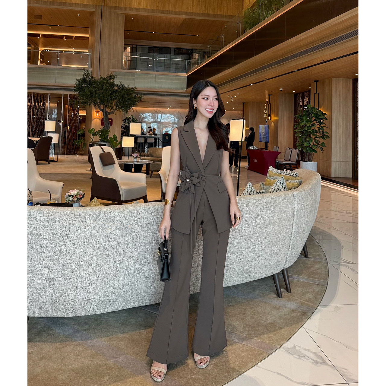 kudapy เซ็ทแขนกุดมาพร้อมกับกางเกงขายาว มีซับในทั้งตัว เสื้อแขนกุดปกสูท เย็บเข้ารูป กระเป๋าจริง