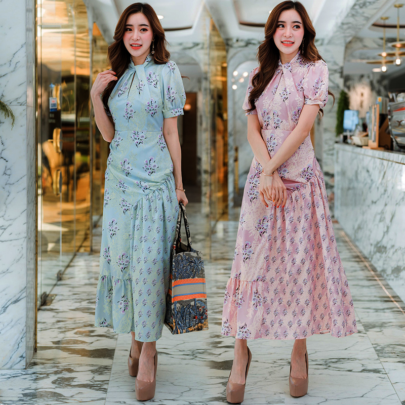 kudapy เดรสยาวลายดอกสีฟ้า/สีชมพู แต่งดีเทลที่คอตามแบบ แต่งเลเยอร์เฉียงที่ตัวกระโปรง แขนกระดิ่ง ทรงสวยมาก