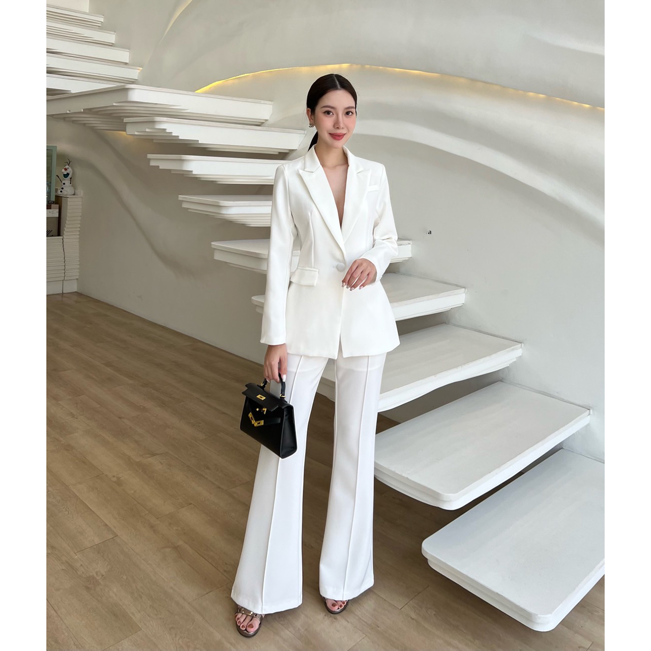 kudapy setsuit เสื้อ+กางเกง ตัวเสื้อออกแบบให้มีกระดุมปั้มผ้าเดียวกับสูท 1 เม็ดติดได้จริง กระเป๋าจริง มีซับในทั้งตัว