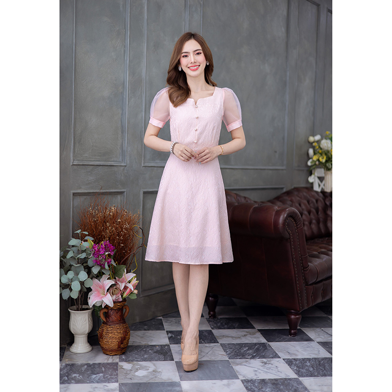 kudapy เดรสสั้นสีทอง/สีโอรส เนื้อผ้าสวยเป็นลายดอกมีเทคเจอร์ ผ้าคล้ายแจ็คกาดแต่จะไม่หนา ช่วงแขนเป็นผ้าแก้ว แต่งกระดุมมุกเพิ่ม ความสวยหวาน