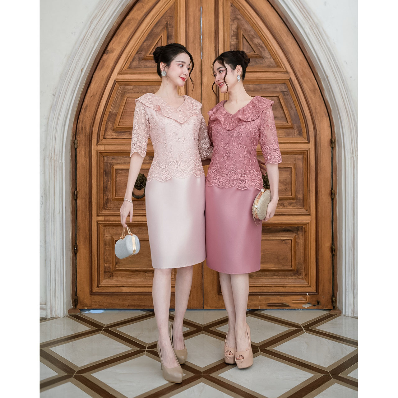 kudapy เดรสสั้นสีชมพูกะปิ/สีชมพูโอรส เนื้อผ้าดีสวยพรีเมี่ยมลูกไม้เนื้อนิ่ม แขนศอกสุภาพเรียบร้อย ช่วงคอเสื้อเก๋มากค่ะเป็นคอวีแต่งระบายรอบคอ