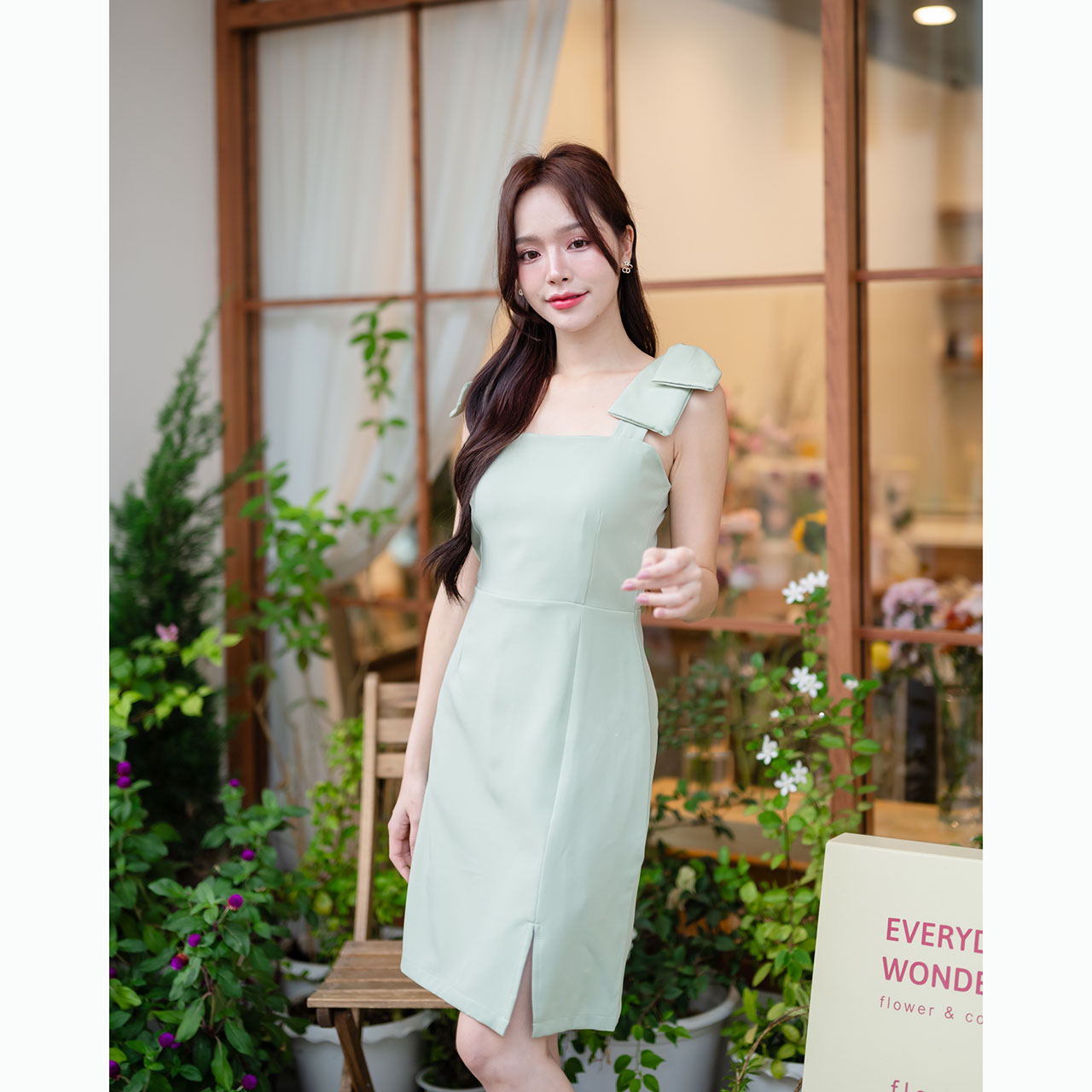 kudapy เดรสสั้นสีเขียวมัทฉะ สายเดี่ยวแต่ง Double Bow ที่ไหล่ ทรงเดรสเข้ารูปคัตติ้งเรียบ