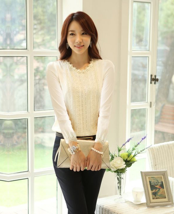 kudapy เสื้อลูกไม้สีขาว ชีฟองแขนยาว คอกลม ประดับช่วงคอและตัวเสื้อดด้วยลวดลายลูกไม้สวยเก๋