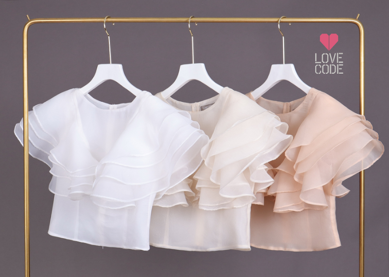 kudapy เสื้อไปงาน ผ้าแก้วคอปาดแคบสีครีม/สีม่วง แต่งระบายช่วงแขนเป็นทรงหน้าอก V Shape ระบาย 4 ชั้นสวยหรูมากๆค่ะรุ่นนี้