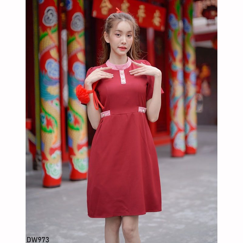 kudapy เดรสสั้นสีแดงสีดำ/สีน้ำตาล คอกลมแต่งกระดุม ใส่ไปงานตรุษจีน ใส่ทำงาน สวยดูดีน่ารัก