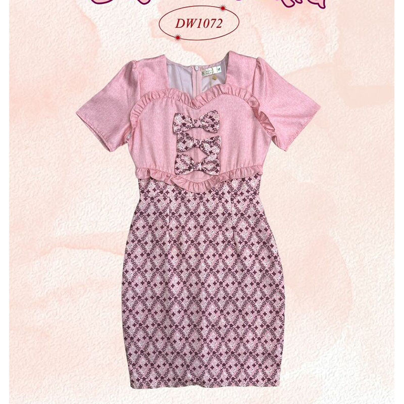 kudapy เดรสสั้นสีชมพู/สีกรม ผ้าพิมพ์ลายไทยตะขอ แต่งโบว์กลางอก ทรงสวย เป็นงานซิปซ่อนด้านหลัง สามารถใส่ไปทำงานได้