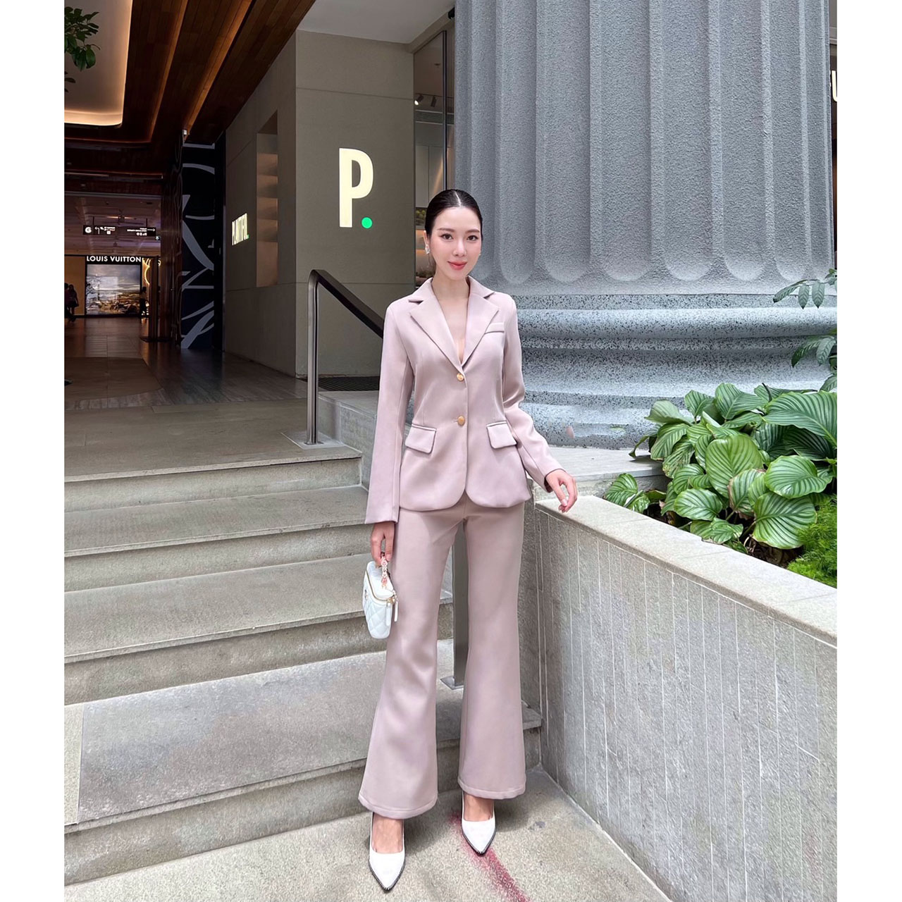 kudapy setsuit เสื้อ+กางเกง สีแดง,สีเทา,สีชมพู เป็นอีกรุ่นที่แนะนำมาก รุ่นนี้ใช้ผ้าทอพิเศษ จะมีความนิ่มลื่น ไม่ยับง่าย Texture ของผ้าคือมีความหรูหรา แต่งกระดุมทอง 2