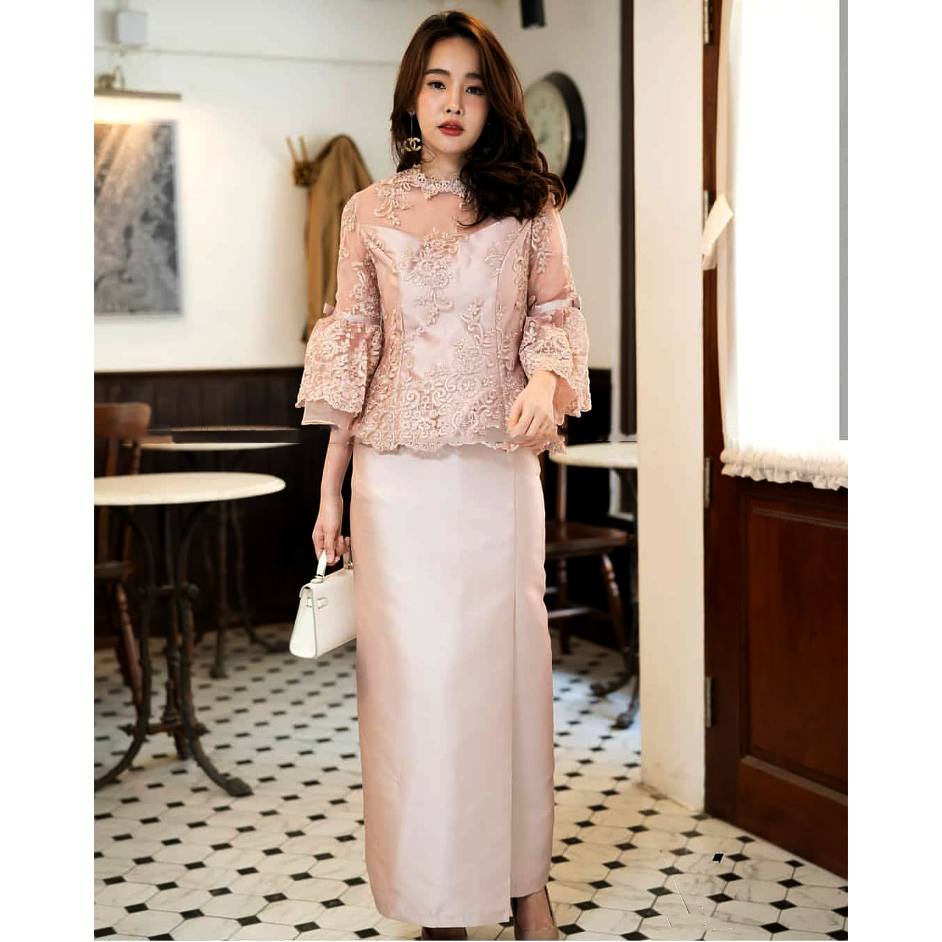 kudapy ชุดไทยประยุกต์สีทอง ผ้าลูกไม้ฝรั่งเศสปักดิ้นทอง เล่นไฟดีมากคะ ดีเทลสวยตามแบบเลยค่ะ