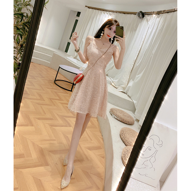 kudapy เดรสสั้นไปงานสีชมพูอมส้มอ่อน/สีขาว ผ้าขนฟรุ้งฟริ้งปักเลื่อม สายเดี่ยวตกแต่งสายพลอยสังเคราห์ คอวี กระโปรงทรงเอ สวยสดใส