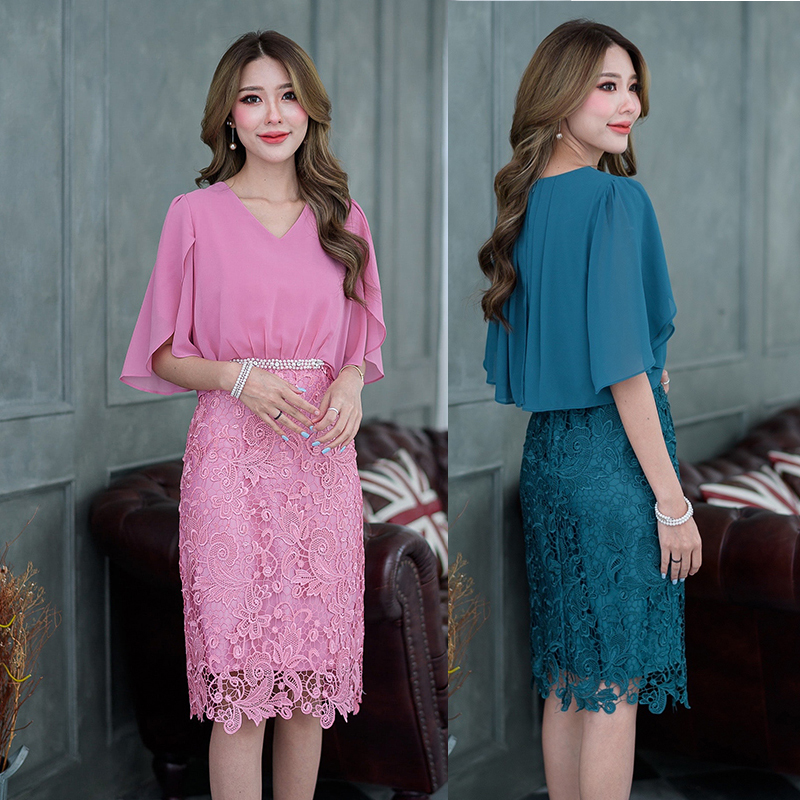 kudapy เดรสสั้นแต่งระบายไหล่ผ้าชีฟอง คอวีสีชมพู/สีเขียวเข้ม แต่งดีเทลเพิ่มความหวานช่วงเอวด้วยการปักมุกด้วยน๊า