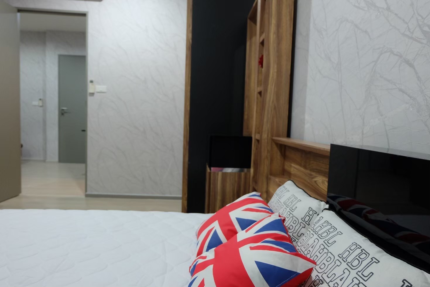 ให้เช่าคอนโด Life Ratchadapisek (ไลฟ์ รัชดาภิเษก) โซนพื้นที่ MRT ห้วยขวาง ห้องแบบ 1ห้องนอน / 1ห้องน้ำ / โซนครัวปิด · ขนาดห้อง 31 ตรม. ชั้น 35