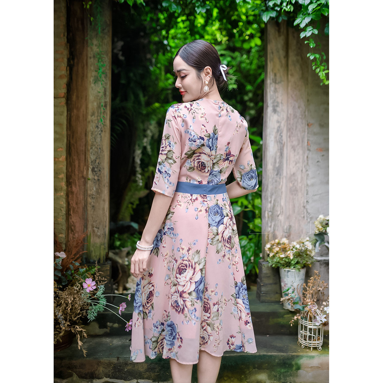 kudapy เดรสสั้นสีครีม/สีชมพู ผ้าชีฟองลายกุหลาบ แขนศอกกระโปรงทรงสวิงบาน ทรงเอวต่อแต่งแทบสีเดียวกับดอกไม้สวย