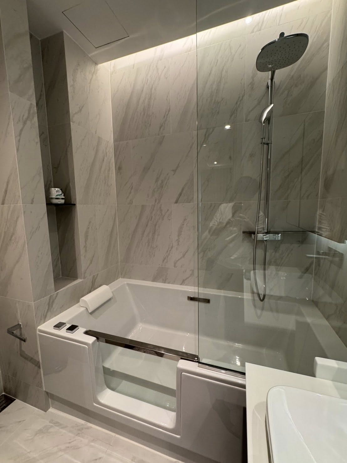 ให้เช่าห้องแบบ 1ห้องนอน 1ห้องน้ำ โซนพื้นที่ BTS ทองหล่อ คอนโด The Room Sukhumvit 38 (The Room สุขุมวิท 38) High Rise ขนาดห้อง 43 ตรม. ชั้น 16