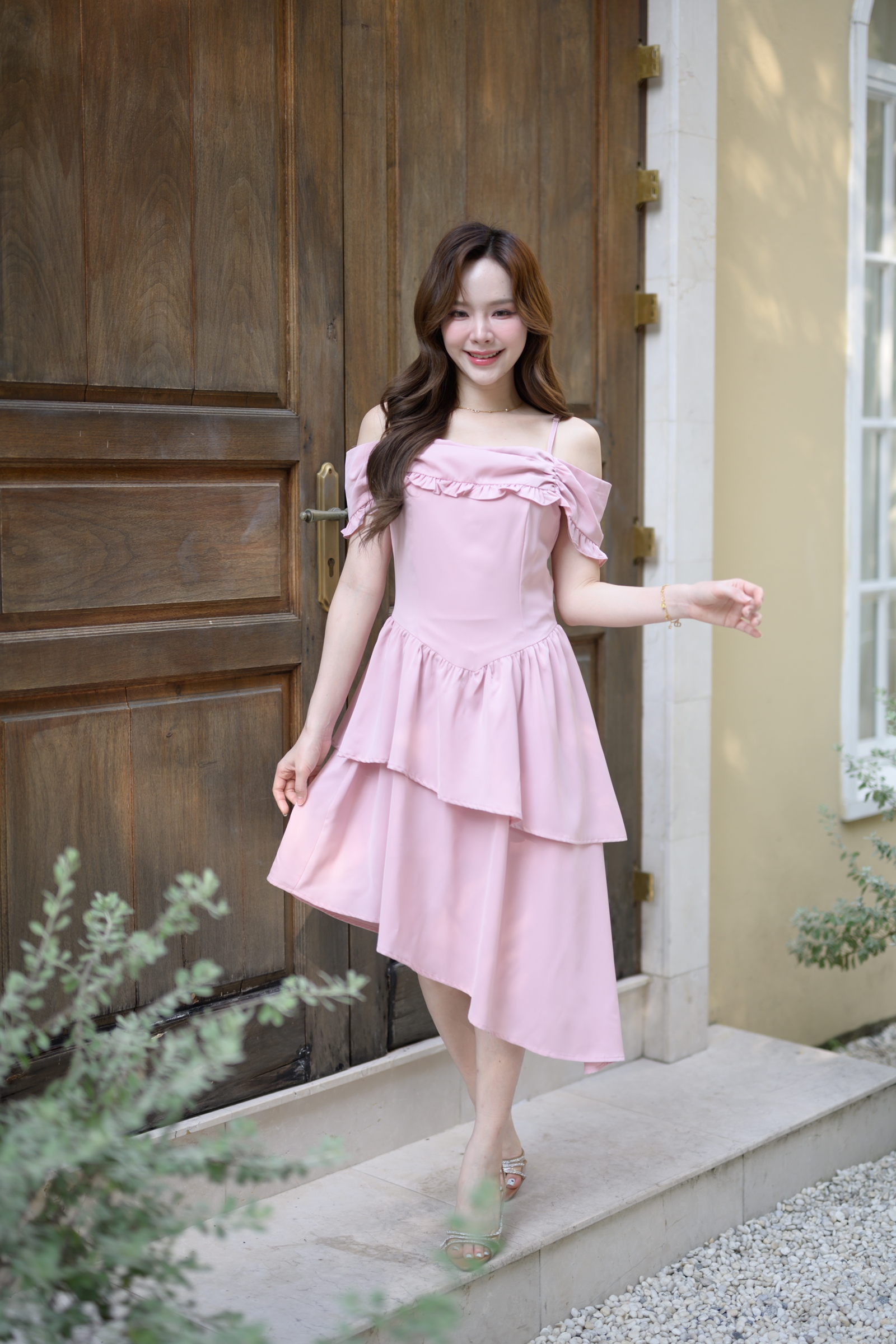 kudapy เดรสสายเดี่ยวเปิดไหล่ที่ออกแบบมาเพื่อเติมความละมุน ช่วงเสื้อมีดีเทลจับเดรปช่วงอก แต่งระบาย