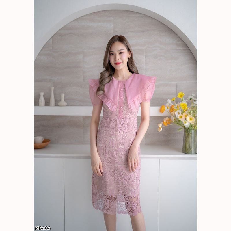 kudapy เดรสสั้นสีชมพู/สีขาว ทรงเข้ารูป ผ้าถักลายดอกคอปกบัว มีซับใน แต่งซิปด้านหลัง