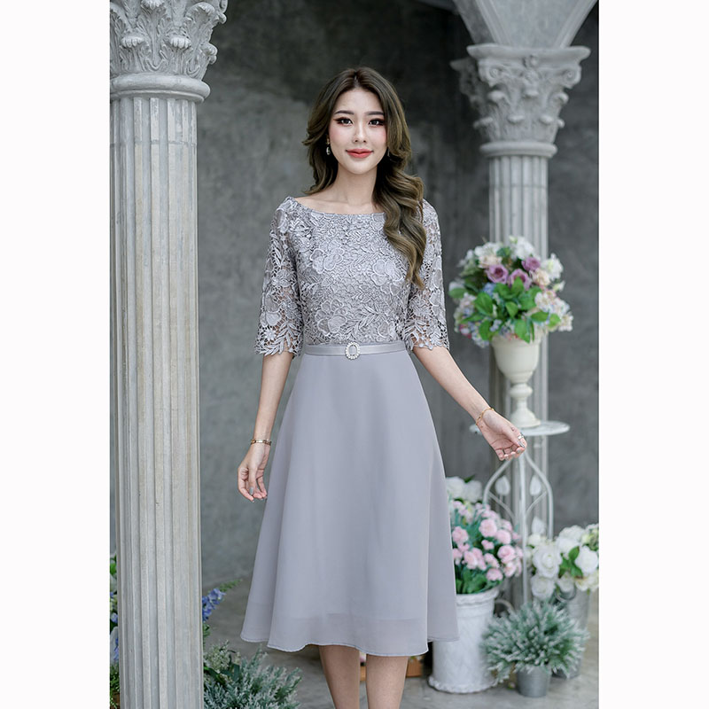 kudapy เดรสสั้นสีชมพู/สีเทา ลูกไม้เงาทรงแขนศอก ด้านบนเป็นผ้าลูกไม้เงาเนื้อดี ช่วงกระโปรงเป็นผ้าชิฟฟ่อนพริ้วๆ ทรงบานเล็กน้อยกำลังสวย