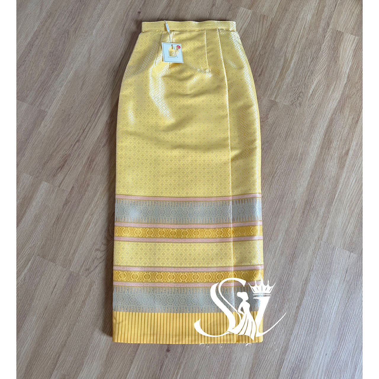 kudapy ชุดเซ็ทเสื้อคอจีนสีเหลือง แขนสั้น กระดุมคู่ด้านหน้า งานผ้าไหมอิตลลี่ ผ้าถุงสำเร็จรูป ซิปหลัง อัดกาว เนื้อผ้าไหมทอเครื่อง ทอลาย