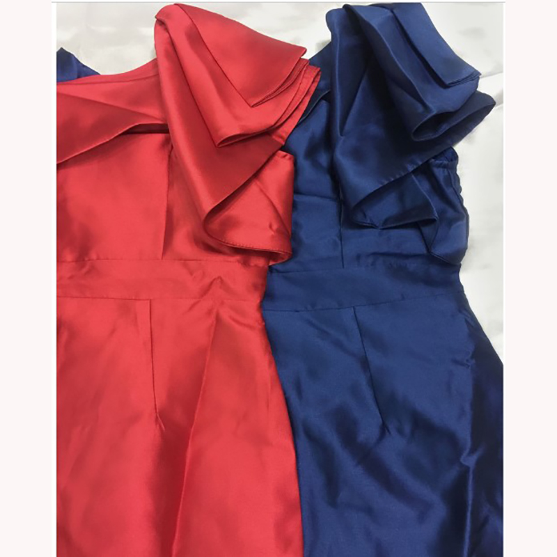 kudapy เดรสไหล่เฉียง สีน้ำเงิน/สีแดง เย็บแต่งระบายตรงหัวไหล่ กระโปรงผ่าหลัง มีซับในในตัว ซิบซ่อนด้านข้าง