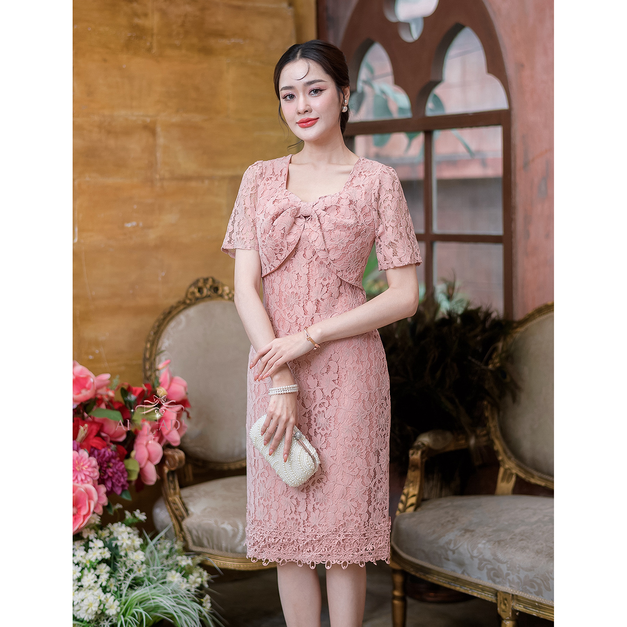 kudapy เดรสสั้นสีกรม/สีชมพูหม่น ผ้าลูกไม้เนื้อนิ่ม แขนสั้นช่วงอกแต่งเย็บผ้าเป็นโบว์อันใหญ่ ชายกระโปรงตกแต่งคาดด้วยลูกไม้เพิ่ม