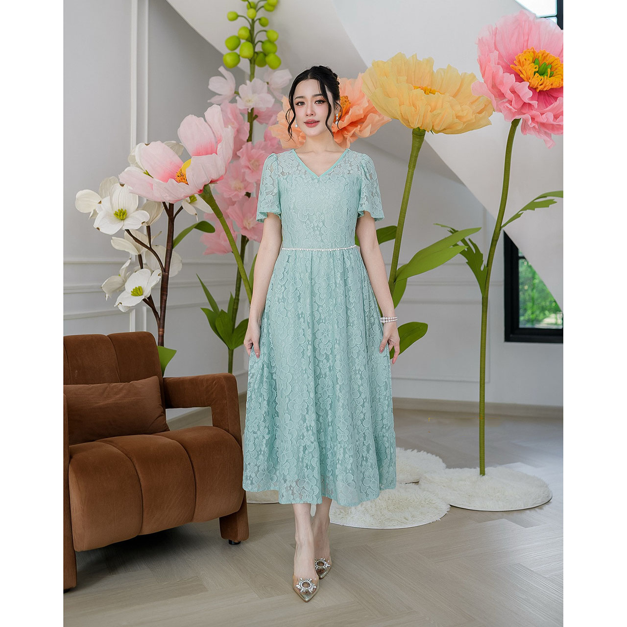 kudapy เดรสยาวผ้าลูกไม้เนื้อนุ่มนิ่ม คอวีแขนสั้นชายกระโปรงแต่งระบาย ช่วงเอวเย็บแต่งประดับมุกรอบเอว เพิ่มความสวยหวาน