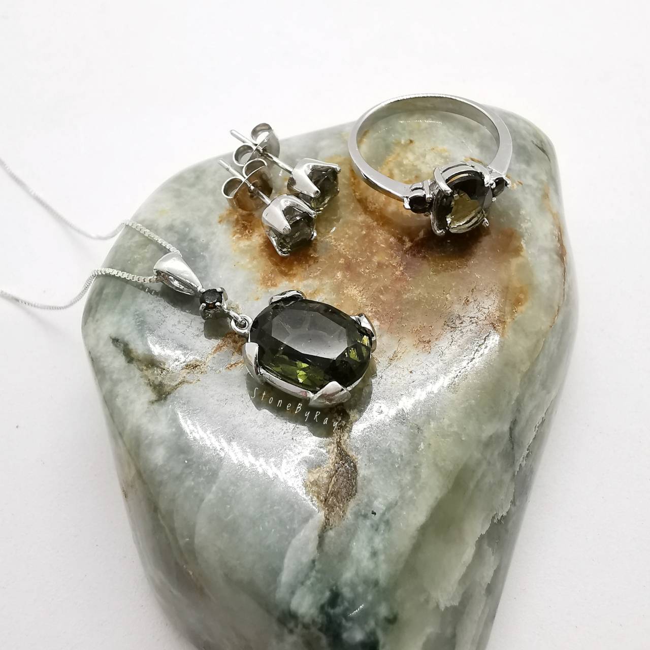 สร้อยคอเงินจี้สะเก็ดดาวโมดาไวท์กับสะเก็ดดาวสีดำ Moldavite+Tektite