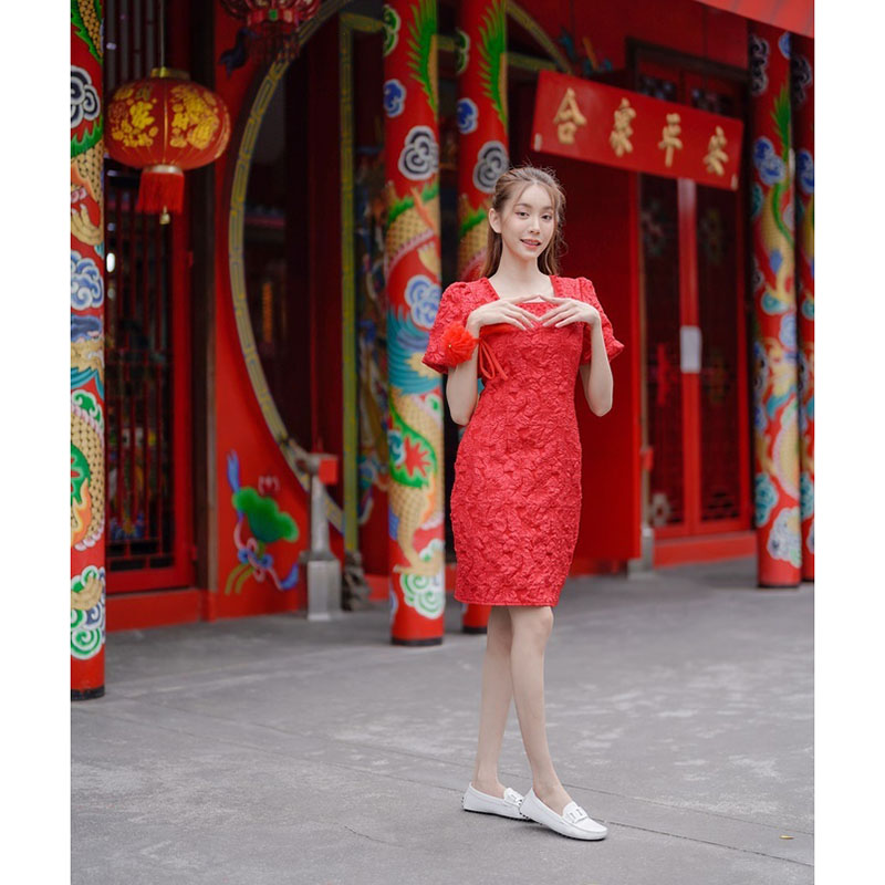 kudapy เดรสสั้นสีแดง/สีขาว/สีฟ้า ผ้าทอลายนูนคอเหลี่ยม ใส่ออกงาน ใส่ทำงาน ชุดดกี่เพา